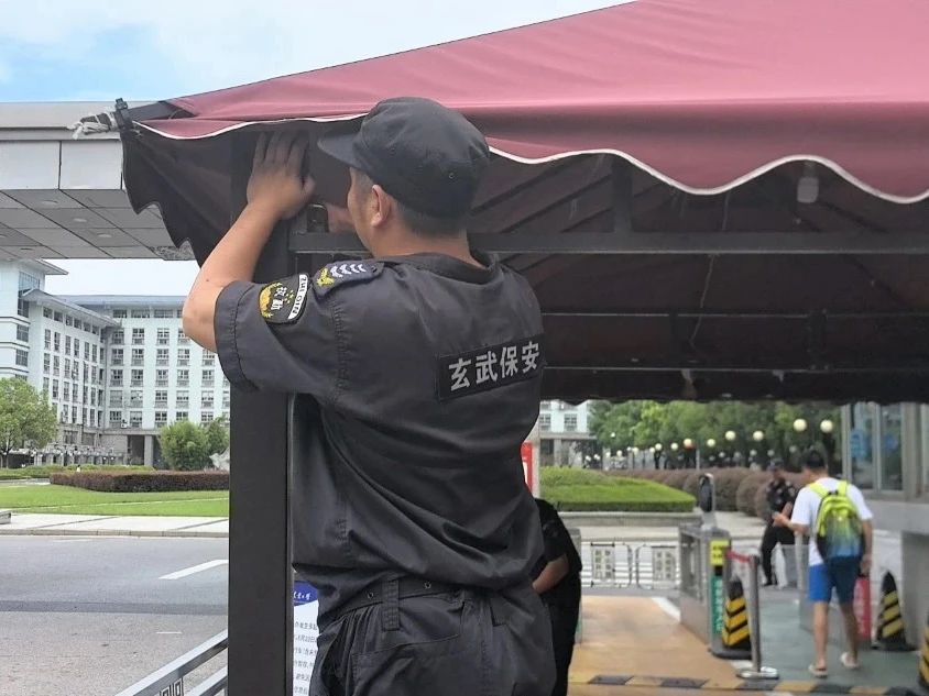 C:/Users/Administrator/Desktop/臺風“貝碧嘉”來襲，南京保安積極應(yīng)對，“守”護萬家團圓！/6.jpg6