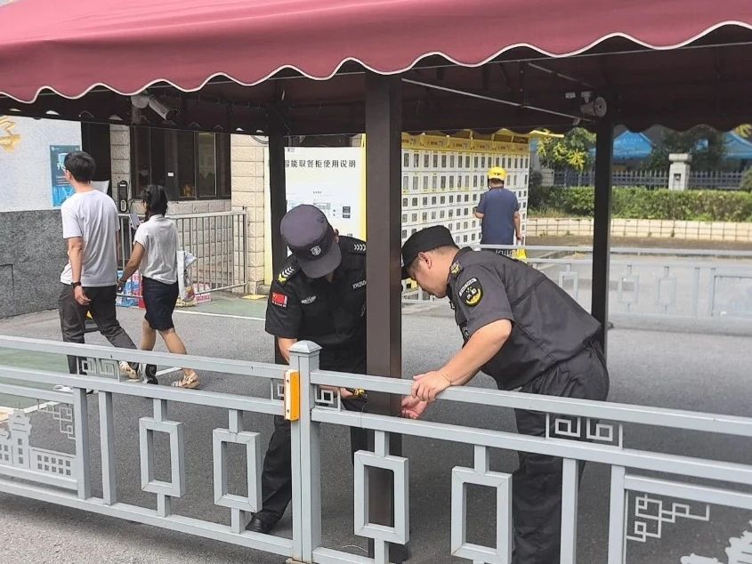 C:/Users/Administrator/Desktop/臺風“貝碧嘉”來襲，南京保安積極應(yīng)對，“守”護萬家團圓！/4.jpg4