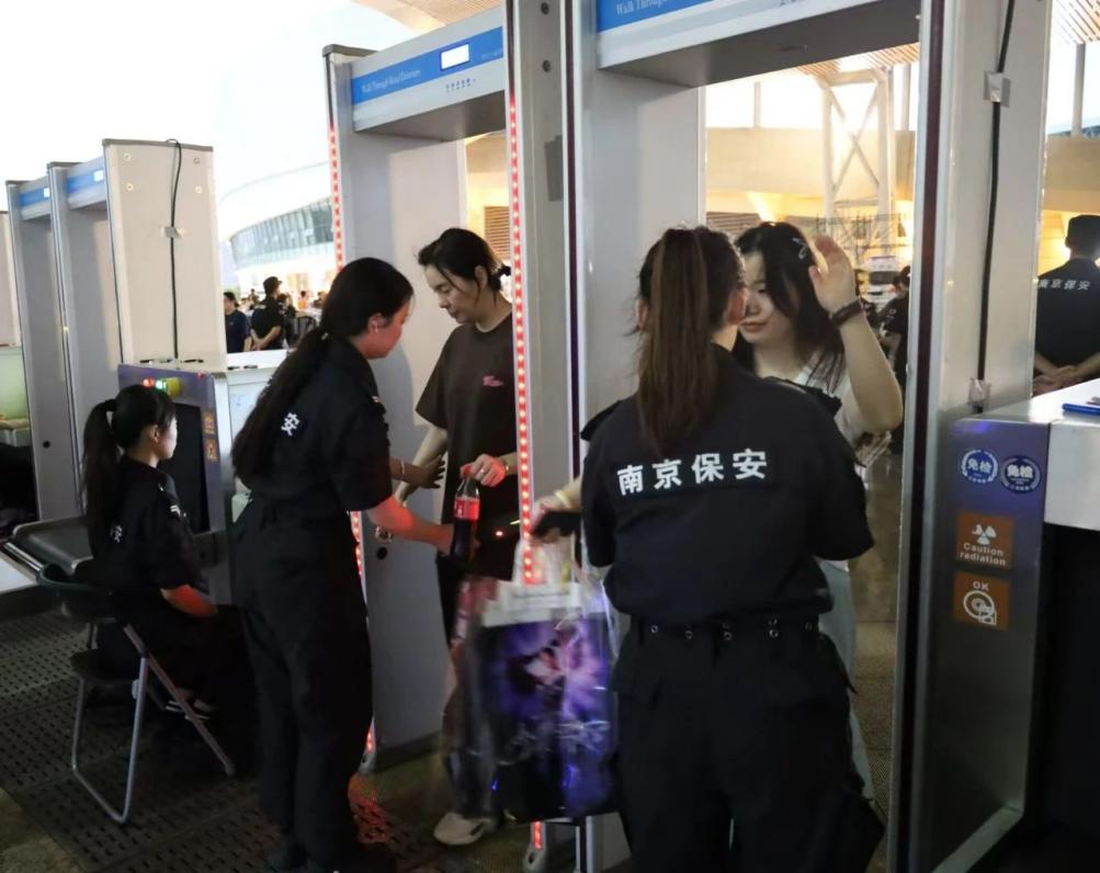 C:/Users/Administrator/Desktop/“安保鐵軍、硬核保障”2024系列報(bào)道四十二——南京市保安服務(wù)有限公司成功護(hù)航張碧晨「今兒個(gè)開心」十周年巡回演唱會(huì)南京站安保任務(wù)/2.jpg2
