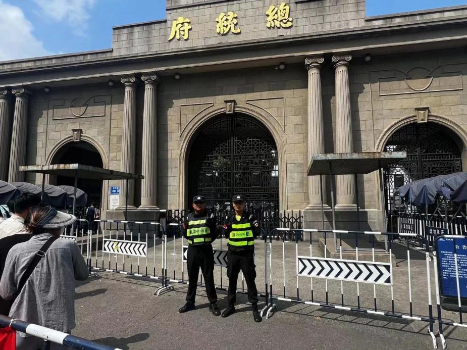 C:/Users/Administrator/Desktop/臺風“貝碧嘉”來襲，南京保安積極應(yīng)對，“守”護萬家團圓！/7.jpg7