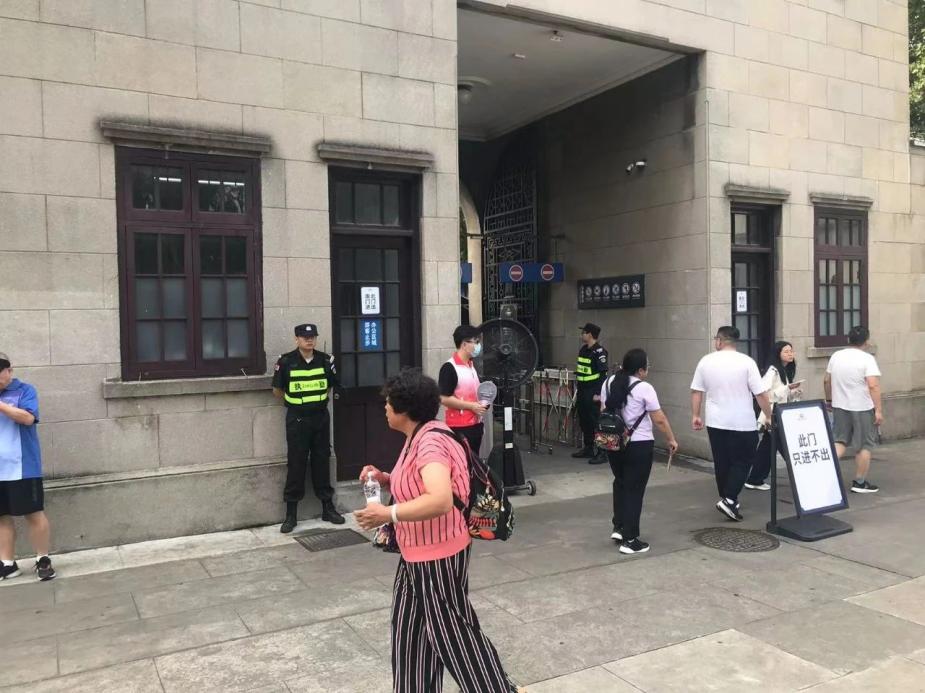 C:/Users/Administrator/Desktop/臺風“貝碧嘉”來襲，南京保安積極應(yīng)對，“守”護萬家團圓！/8.jpg8